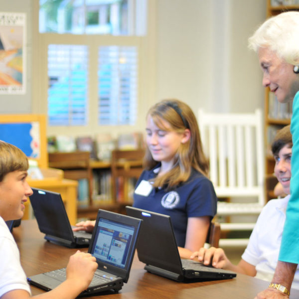 Justice Sandra Day O'Connor helping students with the online game