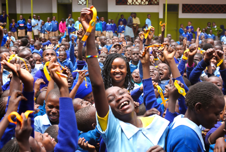 2025/12/18 African children smiling and raising their arms