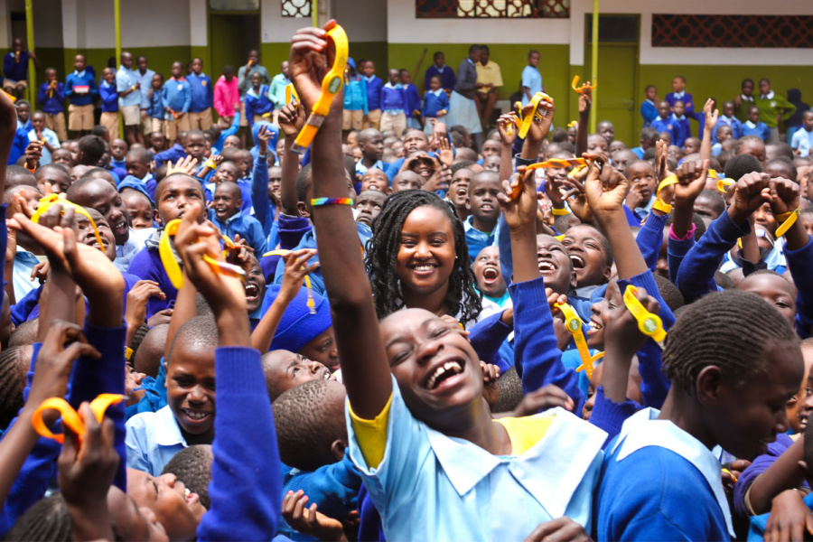 2025/12/18 African children smiling and raising their arms